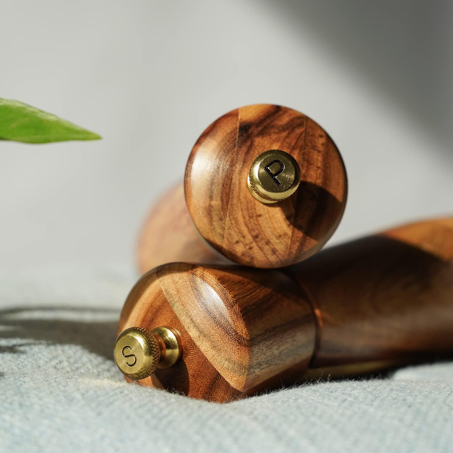 DeroTeno Salt and Pepper Mill Set with Tray